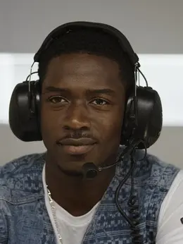 约书亚·皮尔斯（戴姆森·伊德瑞斯饰演）