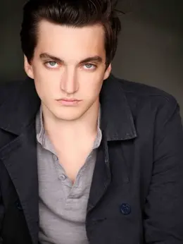 埃里克（理查德·哈蒙饰演）