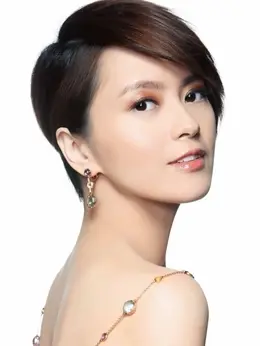 嘉莉（梁咏琪饰演）